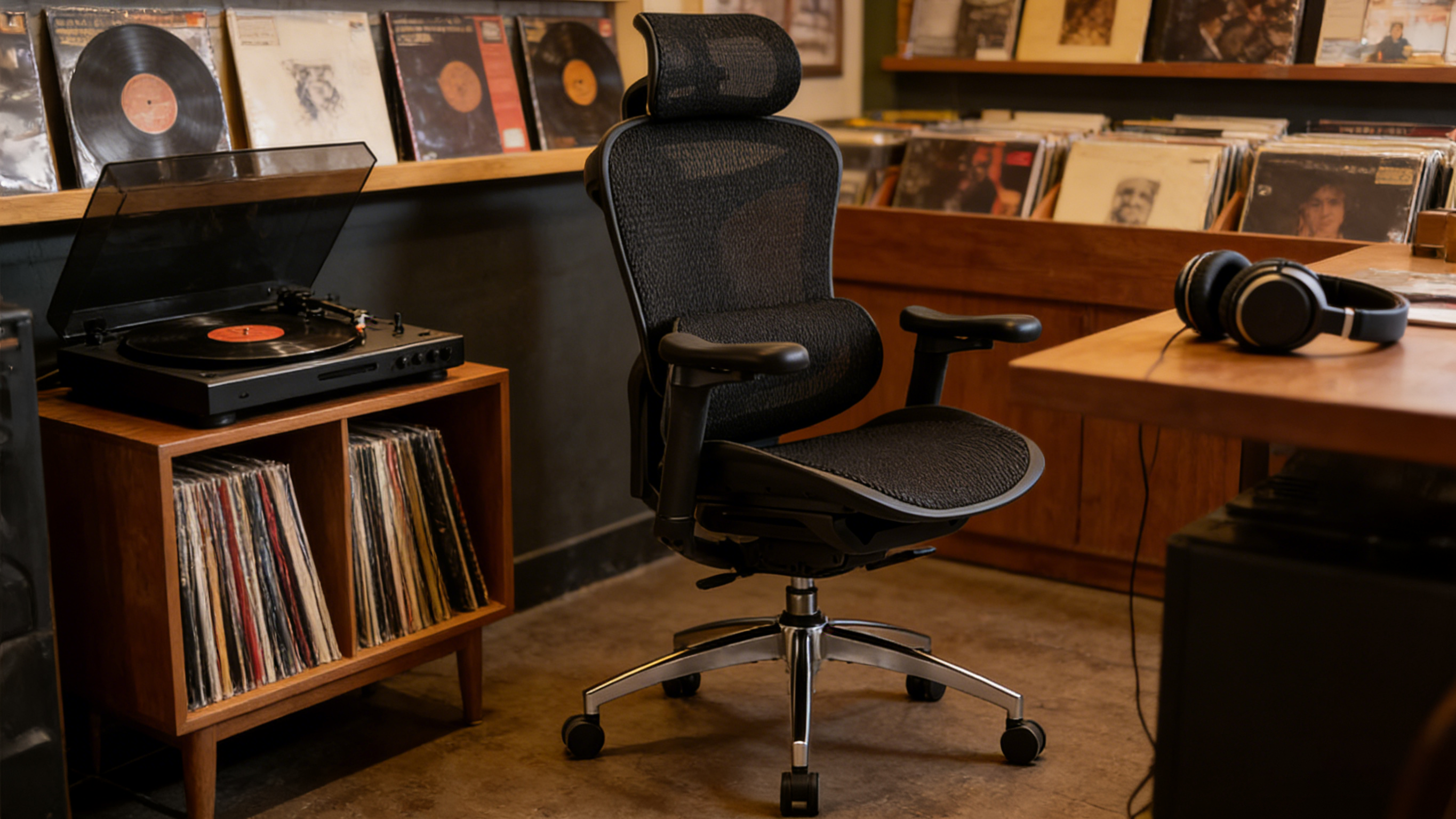 Ergonomics chair showing the multi-angle backrest tilt and lock mechanism for relaxation.