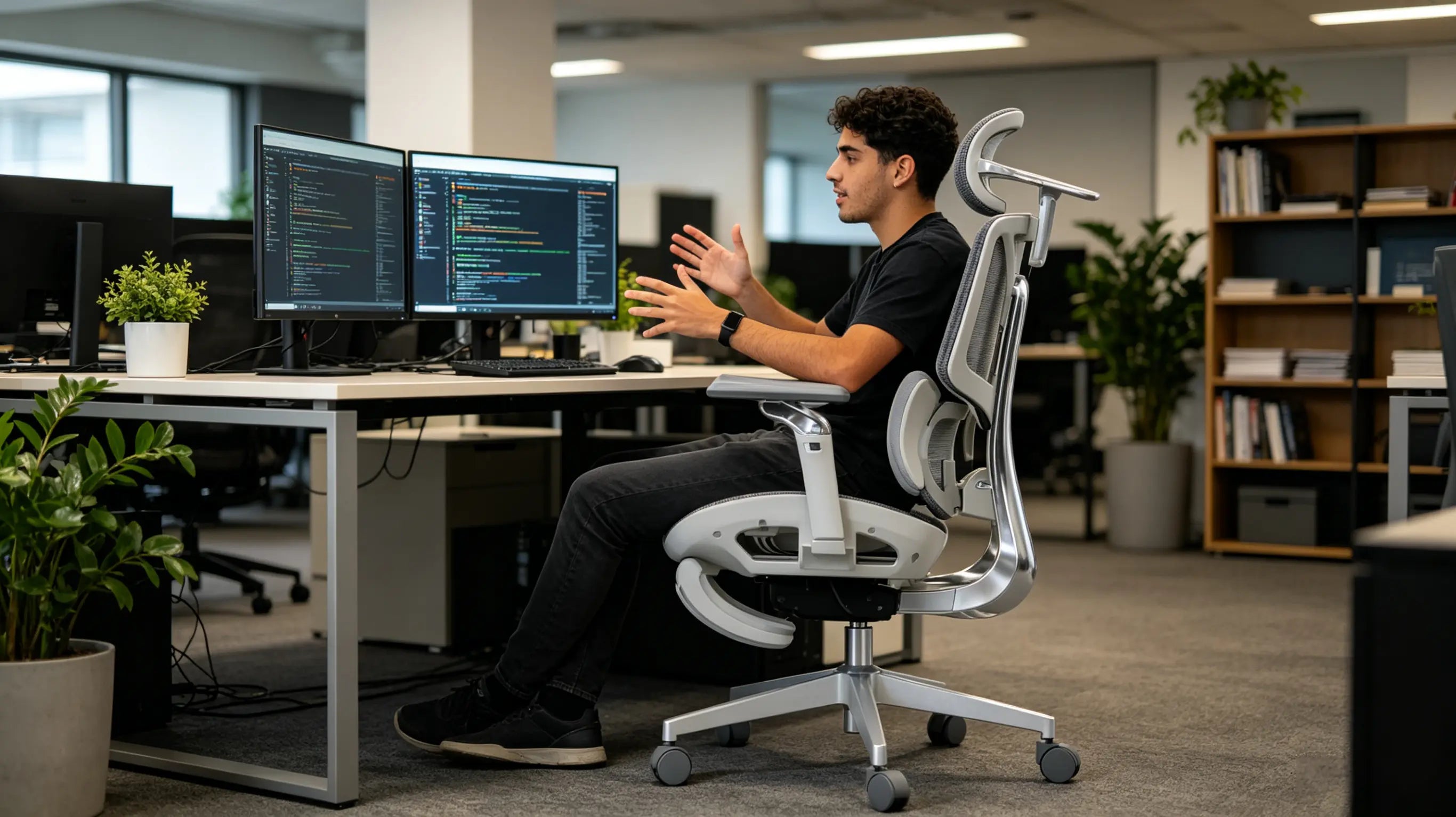 Marc, un desarrollador junior de 21 años, escribiendo código en su ergonomic office chair Ergo Select en Barcelona.