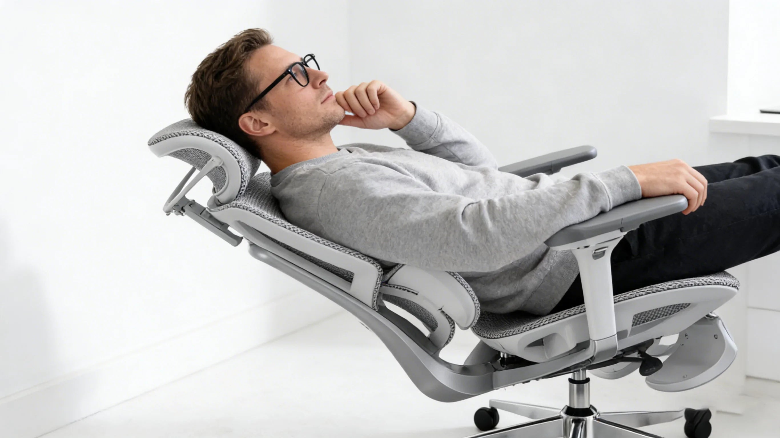 A European tech reviewer conducting an endurance test on [**good gaming chairs**].