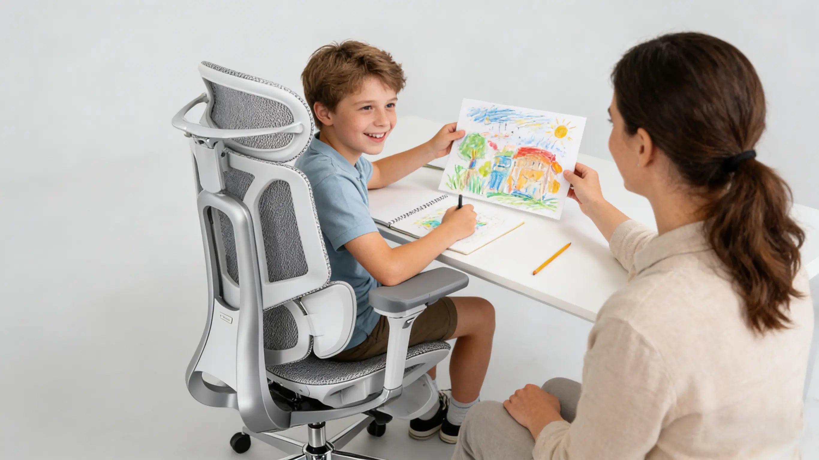 Ein Schulkind sitzt ergonomisch korrekt auf dem Ergo Select schreibtischstuhl kinder.