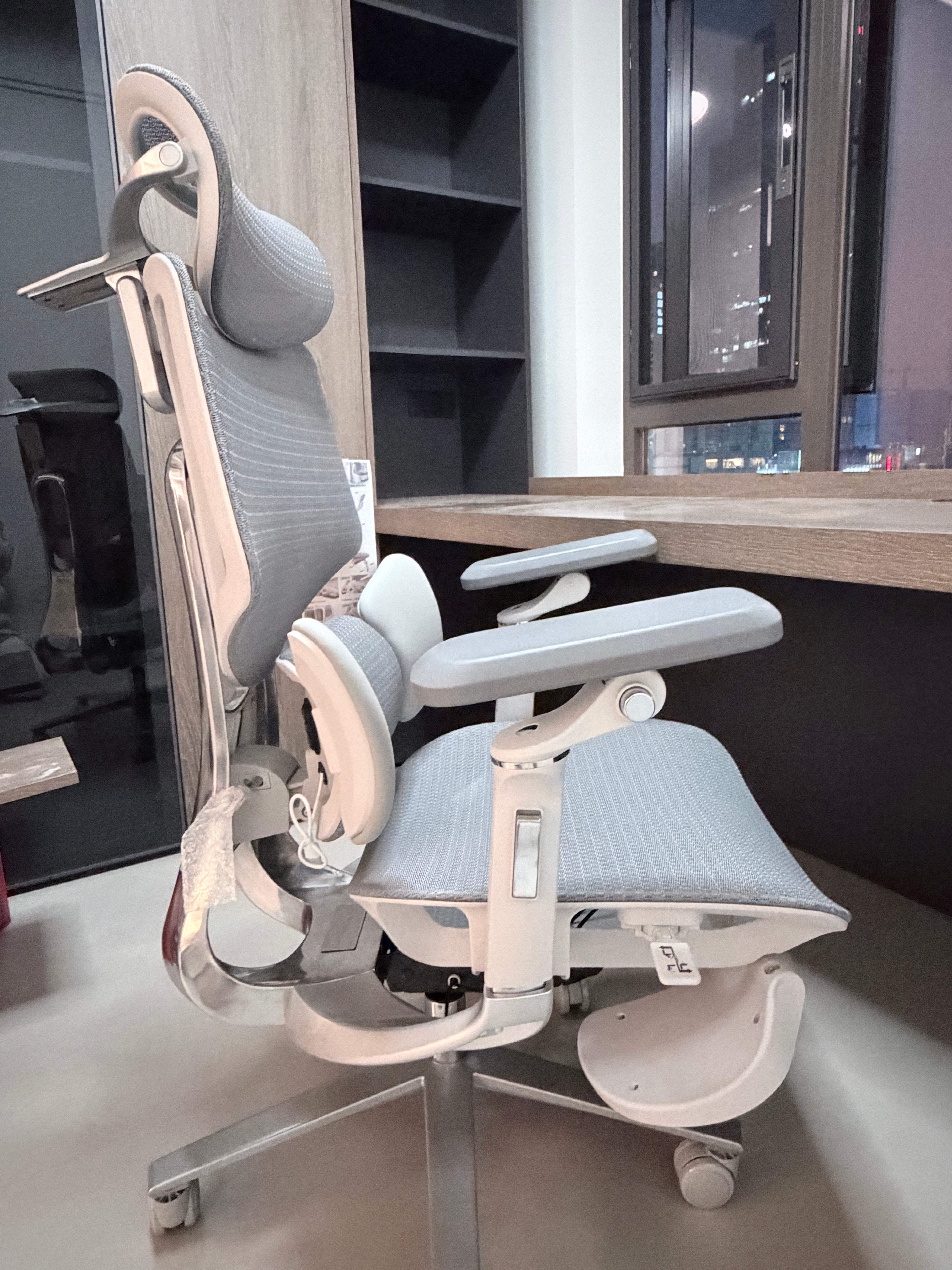 Fully adjustable 4D headrest on an ergonomic office chair providing multi-dimensional neck support and pain relief.