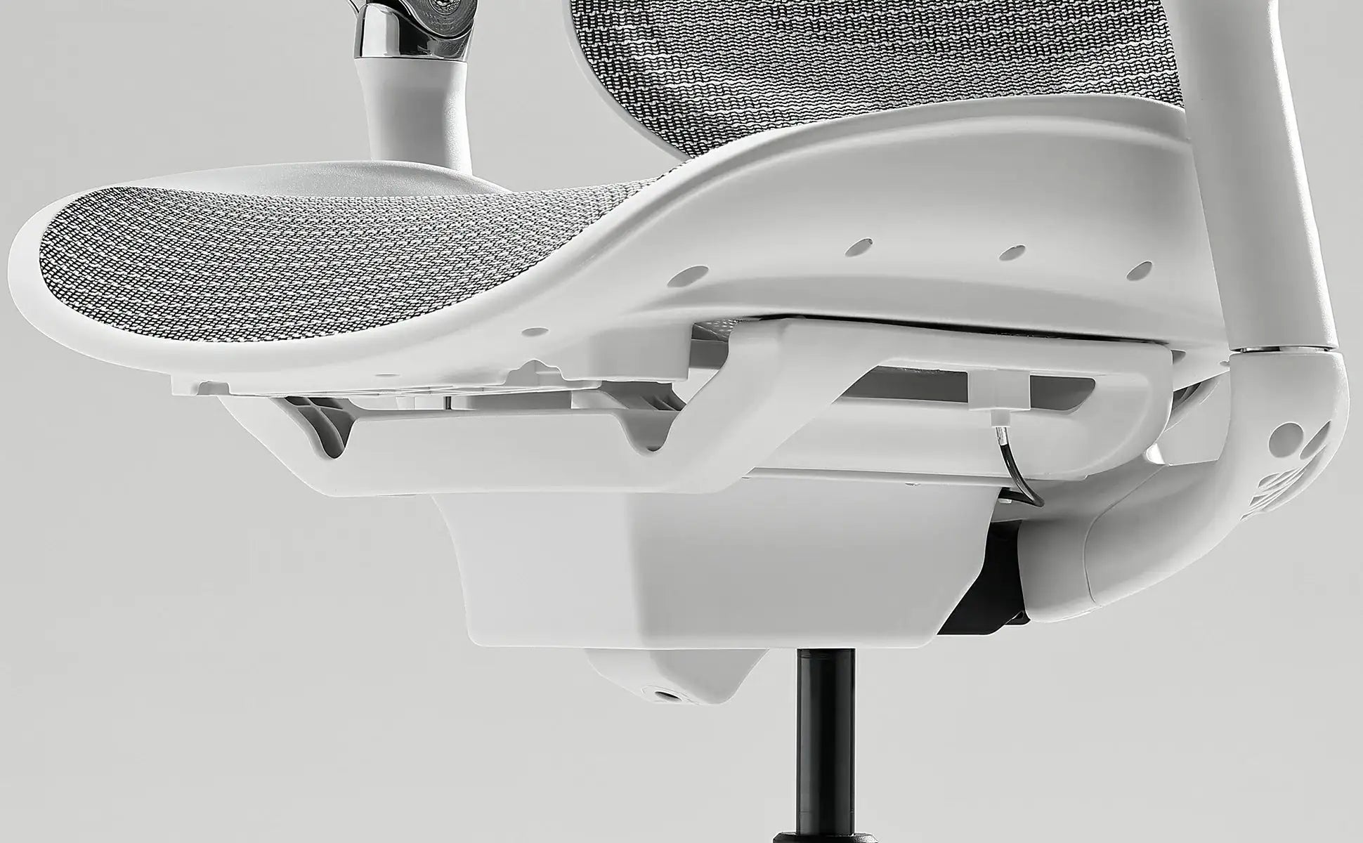 Executive ergonomic chair featuring advanced 6D coordinated linkage armrests.