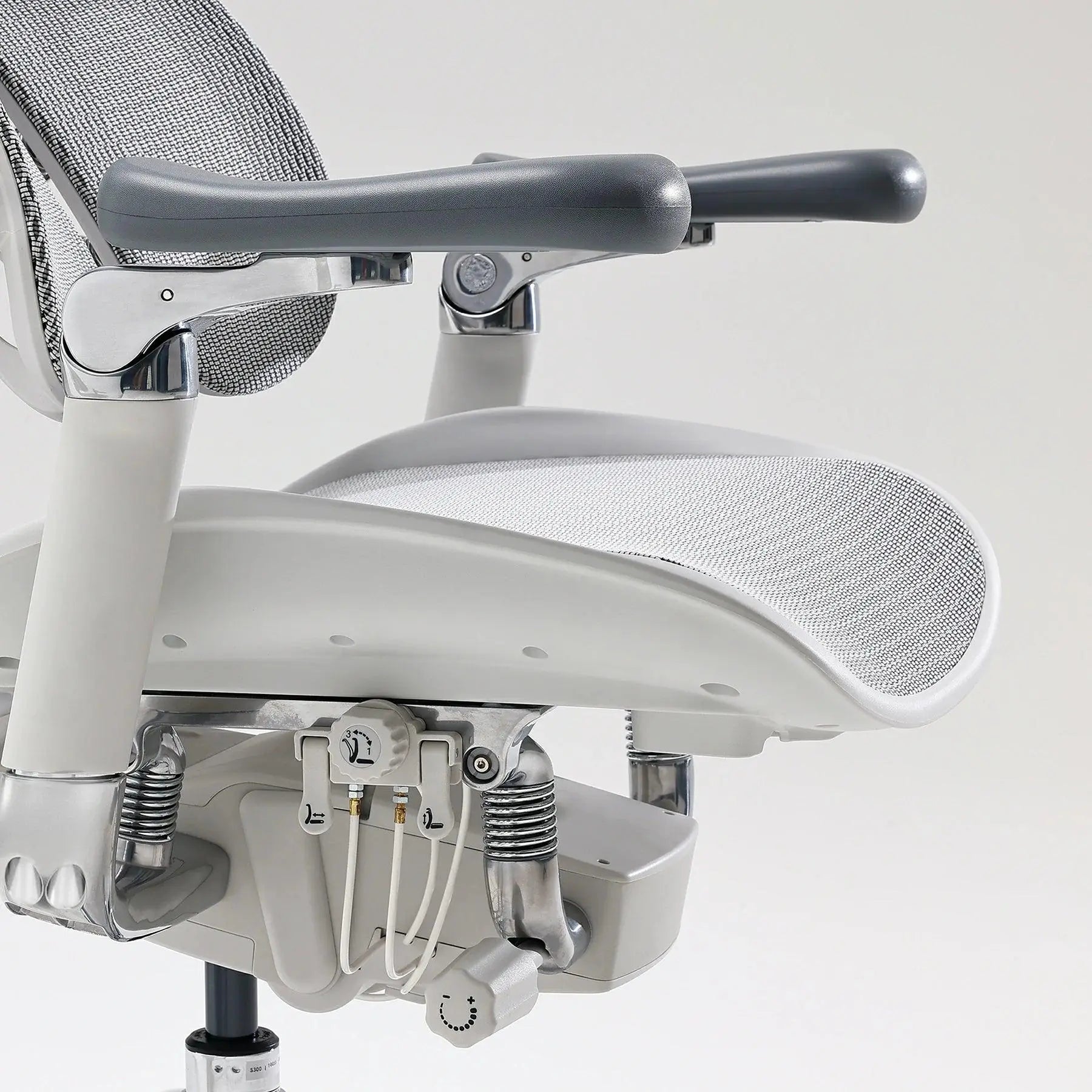 White ergonomic office chair with 4D coordinated armrests for precise arm support and a customized seating experience.